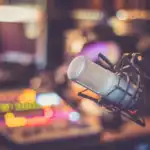 Mikrofon im Tonstudio, farbenfroh