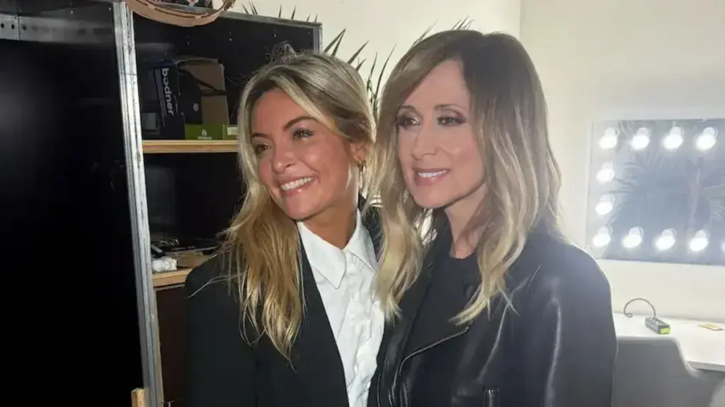 Fan de Lara Fabian depuis ses 8 ans, Priscilla Betti réalise enfin son rêve en coulisses
