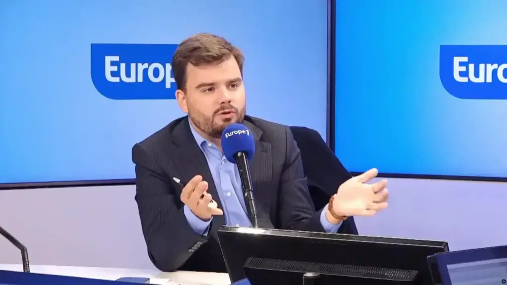 « Je ne peux plus me les entendre » : Face à Cauet sur Europe 1, Gauthier Bret recadre les artistes face à la détresse des commerçants