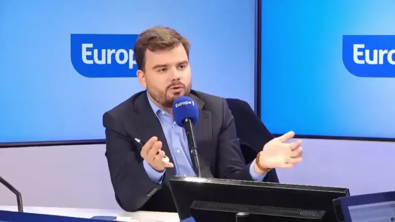 « Je ne peux plus me les entendre » : Face à Cauet sur Europe 1, Gauthier Bret recadre les artistes face à la détresse des commerçants