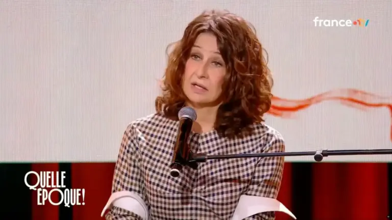 Quelle &Eacute;poque : Val&eacute;rie Lemercier fait rire le public avec "N'envoie jamais", son single hilarant
