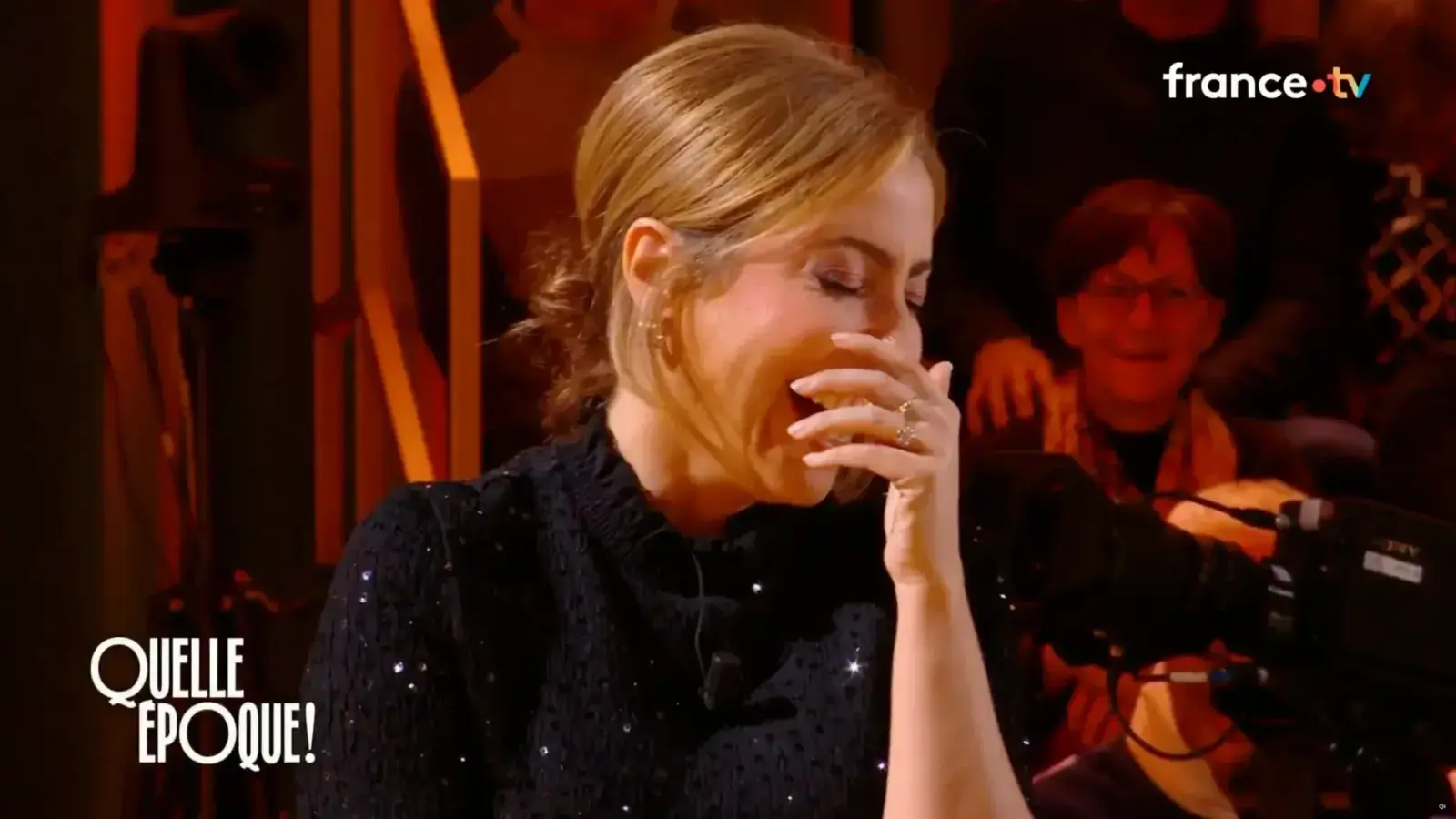 Quelle Époque : Valérie Lemercier fait rire le public avec "N'envoie jamais", son single hilarant